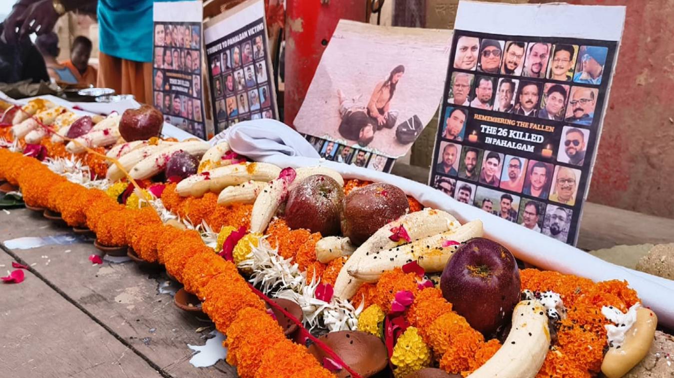 पहलगाम आतंकी हमले में मारे गये 26 मृतकों का पिंडदान 