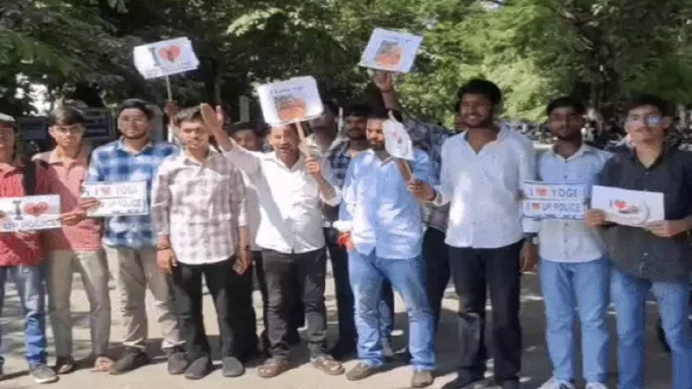 काशी विद्यापीठ में छात्रों का प्रदर्शन, लगाए “I love योगी”, “I love UP Police” और “I love Bulldozer” के नारे