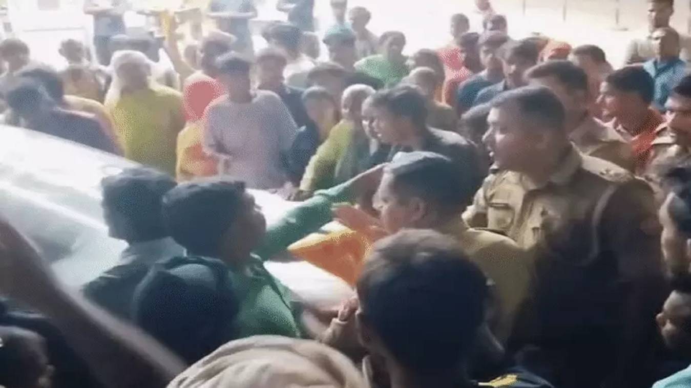 गोरखपुर में 11वीं के छात्र को भीड़ ने पीट-पीटकर मार डाला, दुर्गा पूजा से लौटते वक्त बाइक टकराई, भड़के लोगों ने किया अधमरा 