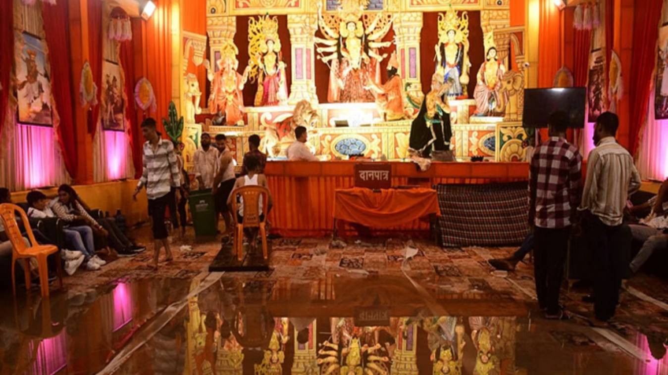 दुर्गाष्टमी पर झमाझम बारिश से काशी पानी-पानी, कीचड़ से होकर पंडाल तक पहुंचे श्रद्धालु ; कटी बिजली