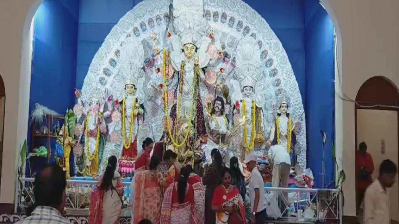 वाराणसी में विजयदशमी पर महिलाओं ने खेला सिंदूर,  बंगीय समाज ने निभाई 400 साल पुरानी परंपरा