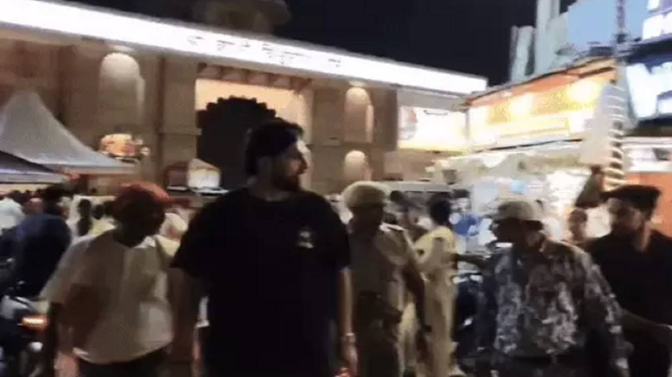 वाराणसी पहुंचे भारतीय तेज़ गेंदबाज़ इशांत शर्मा, काशी विश्वनाथ के किए दर्शन