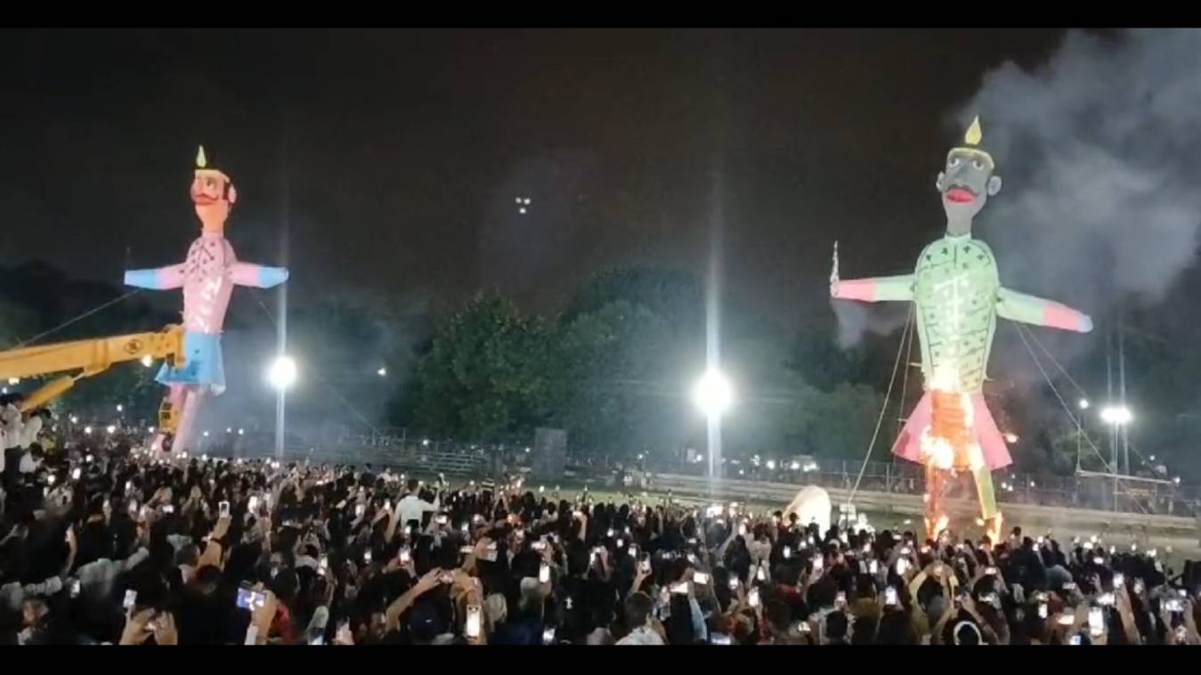 वाराणसी में विजयादशमी धूमधाम से मनाई गई, बरेका मैदान में हुआ रावण दहन