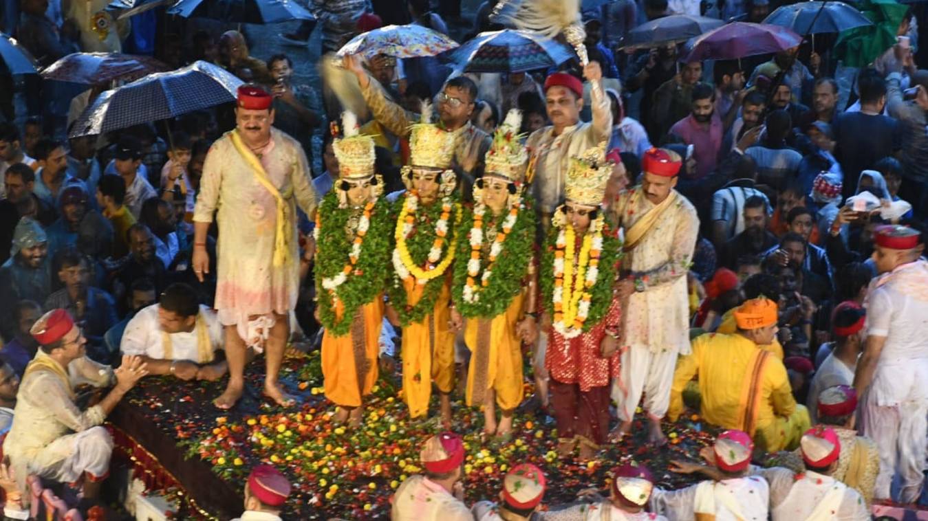 बरसात भी नहीं डिगा सकी श्रद्धालुओं की आस्था