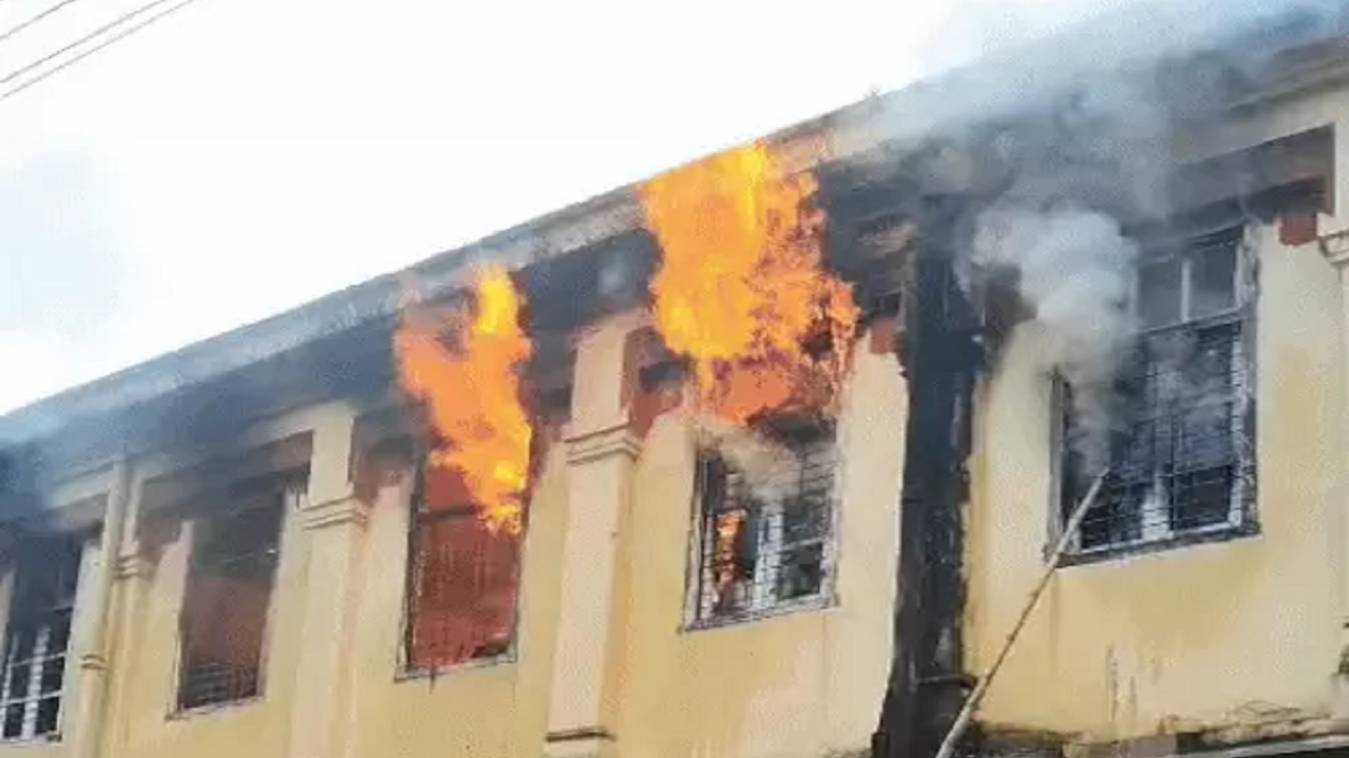 बीएचयू के सीसीआई लैब स्टोर में लगी भीषण आग, एक घंटे की मशक्कत के बाद काबू