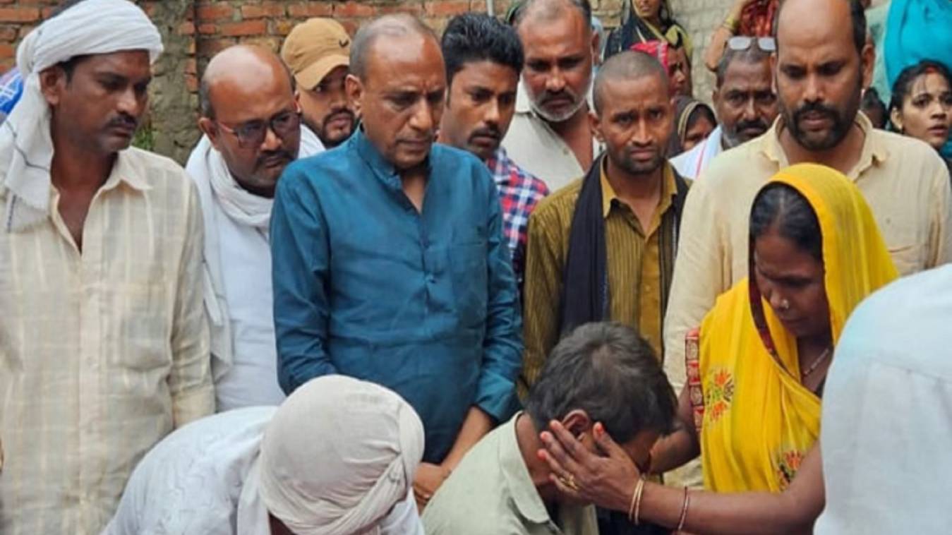 मूर्ति विसर्जन में आए युवक की चाकू गोदकर हत्या, तीन लोग गिरफ्तार, घर में कोहराम