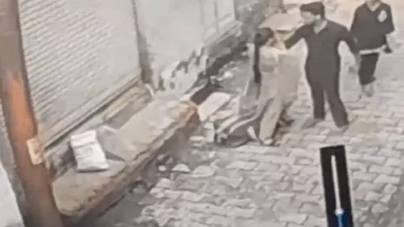 मेरठ में बीच सड़क पर युवती से छेड़छाड़: विरोध करने पर पीटा , CCTV से पहचान कर आरोपी गिरफ्तार