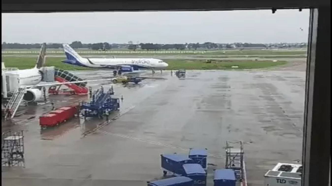 दिल्ली से वाराणसी आ रही इंडिगो फ्लाइट की लखनऊ में इमरजेंसी लैंडिंग, अचानक मौसम खराब होने से डायवर्ट किया