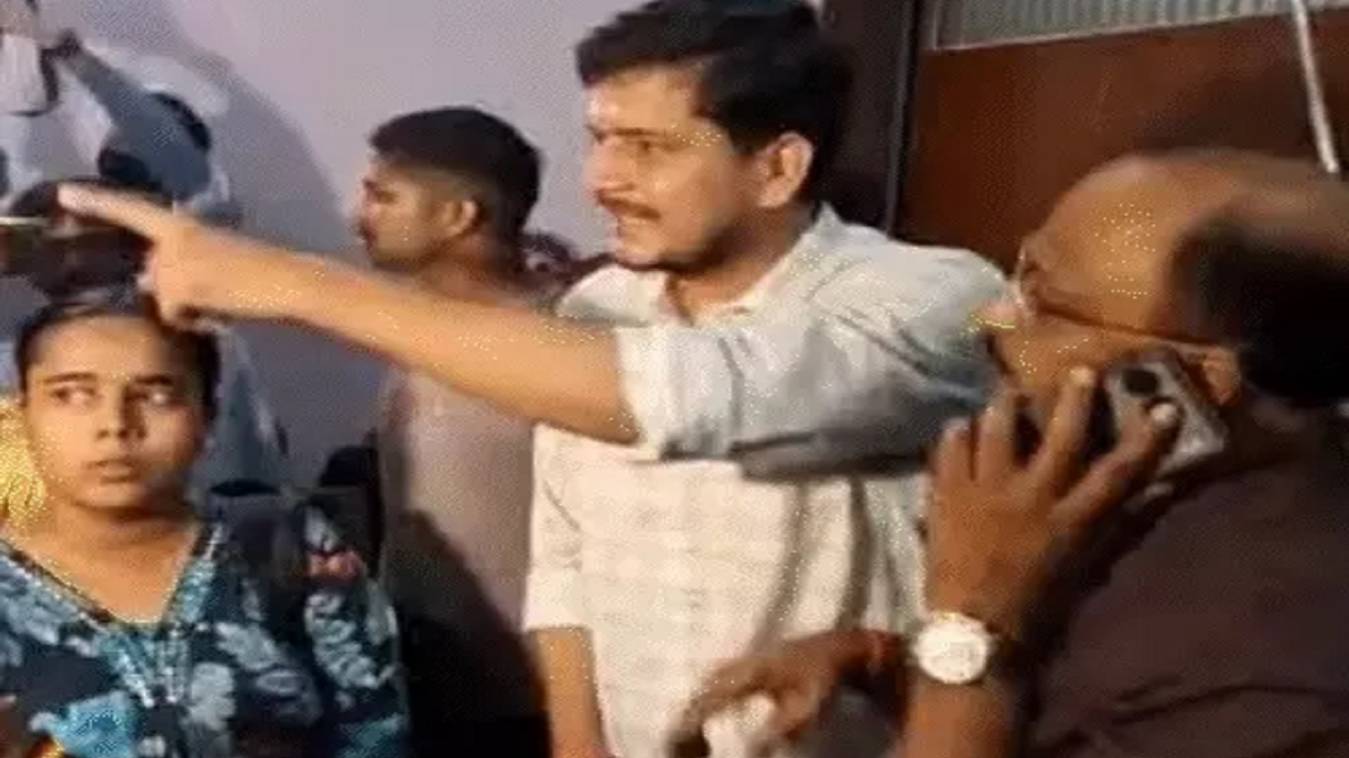 काशी विद्यापीठ दीक्षांत समारोह से पहले छात्रों ने किया हंगामा, इन्विटेशन न मिलने पर जताया विरोध, प्रॉक्टर से हुई बहस