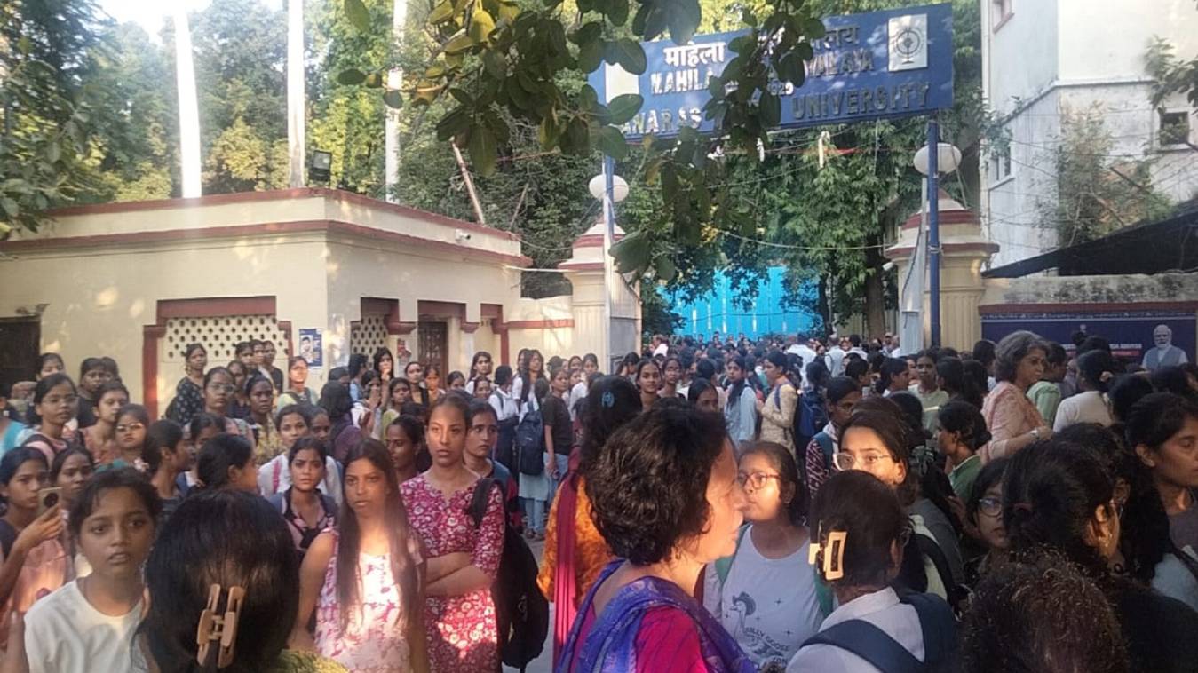 BHU में छात्रा की मौत पर बवाल: हार्ट अटैक से गई जान, लापरवाही के आरोप में छात्राओं का प्रदर्शन