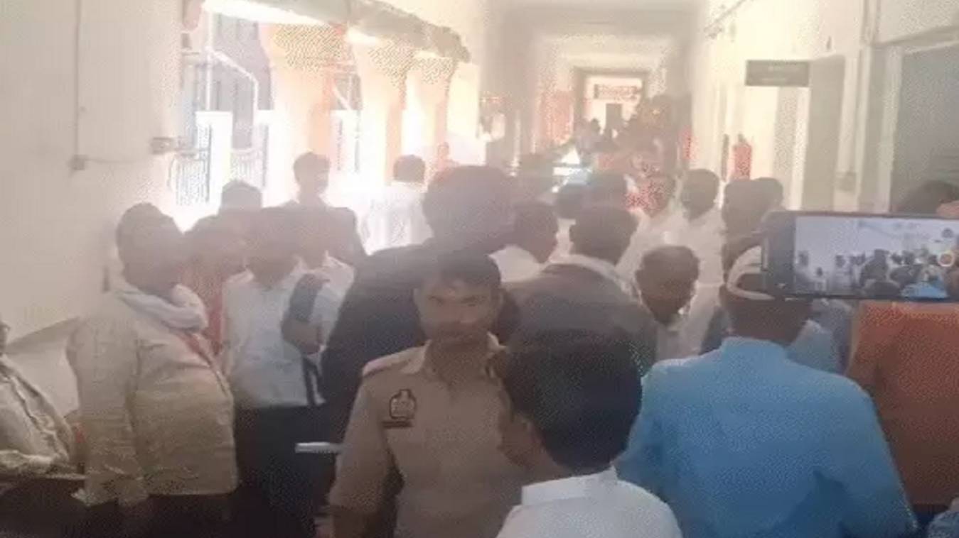 वाराणसी नगर निगम में कार्यकारिणी बैठक से पहले हंगामा, होमगार्ड को धक्का देने का आरोप- महापौर ने अधिकारी को निकाला बाहर