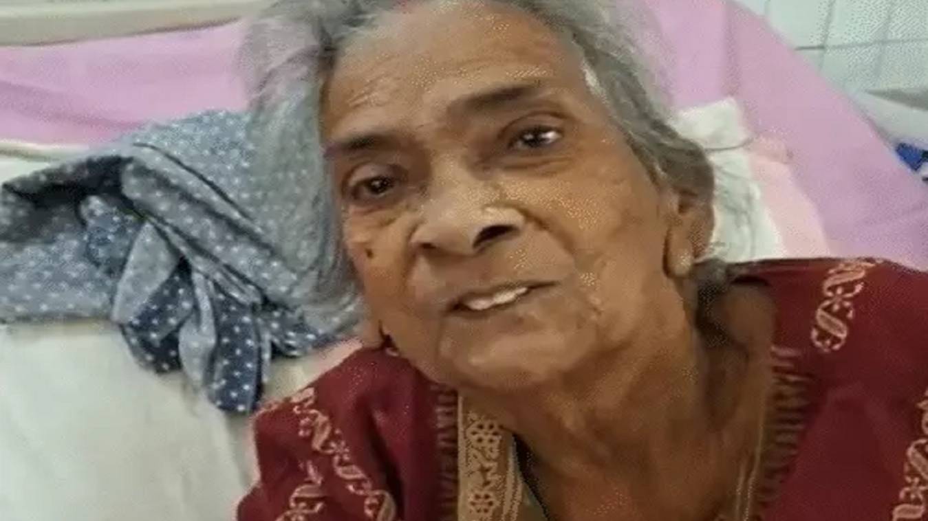 वाराणसी: इलाज कराने लाई बहू अस्पताल में छोड़कर भागी, 6 दिन से लावारिस वार्ड में पड़ी बुजुर्ग महिला बोलीं, “मुझे घर पहुंचा दो”
