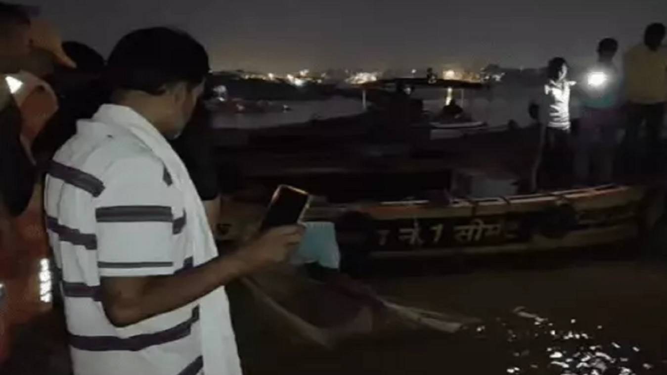 वाराणसी में बड़ा हादसा: गंगा में नहाने गए चार दोस्त डूबे, तीन को बचाया गया, एक की मौत