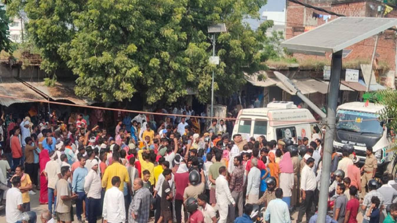 वाराणसी में भीषण सड़क हादसा: डंपर की टक्कर से महिला की मौत,पति और बच्चे घायल, ग्रामीणों ने किया चक्काजाम