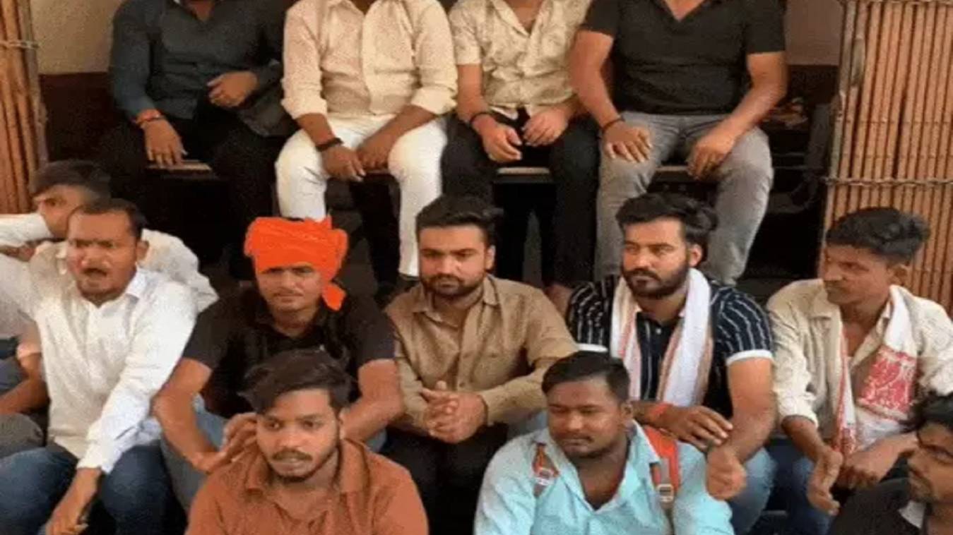 काशी विद्यापीठ में गार्ड की पिटाई, कार्रवाई न होने पर छात्रों संग धरने पर बैठा पीड़ित