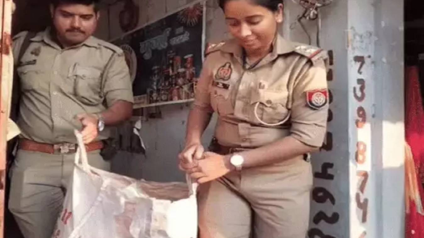वाराणसी में कपड़े की दुकान से 8 बोरा पटाखा जब्त, भेलूपुर एसीपी ने की कार्रवाई