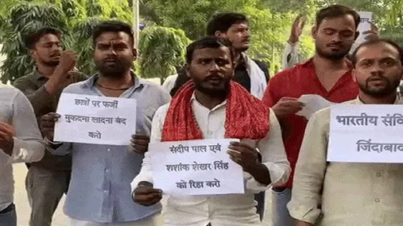 NSUI कार्यकर्ताओं-छात्रों ने विद्यापीठ में निकाला विरोध मार्च, RSS का गणवेश जलाने पर दो छात्र गिरफ्तार