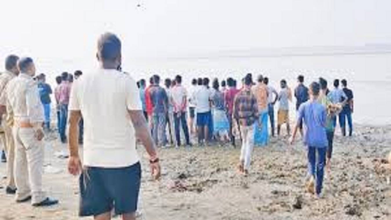  गाजीपुर में गंगा में नहाने गई तीन लड़कियां डूबी, तलाश जारी; मची चीख-पुकार