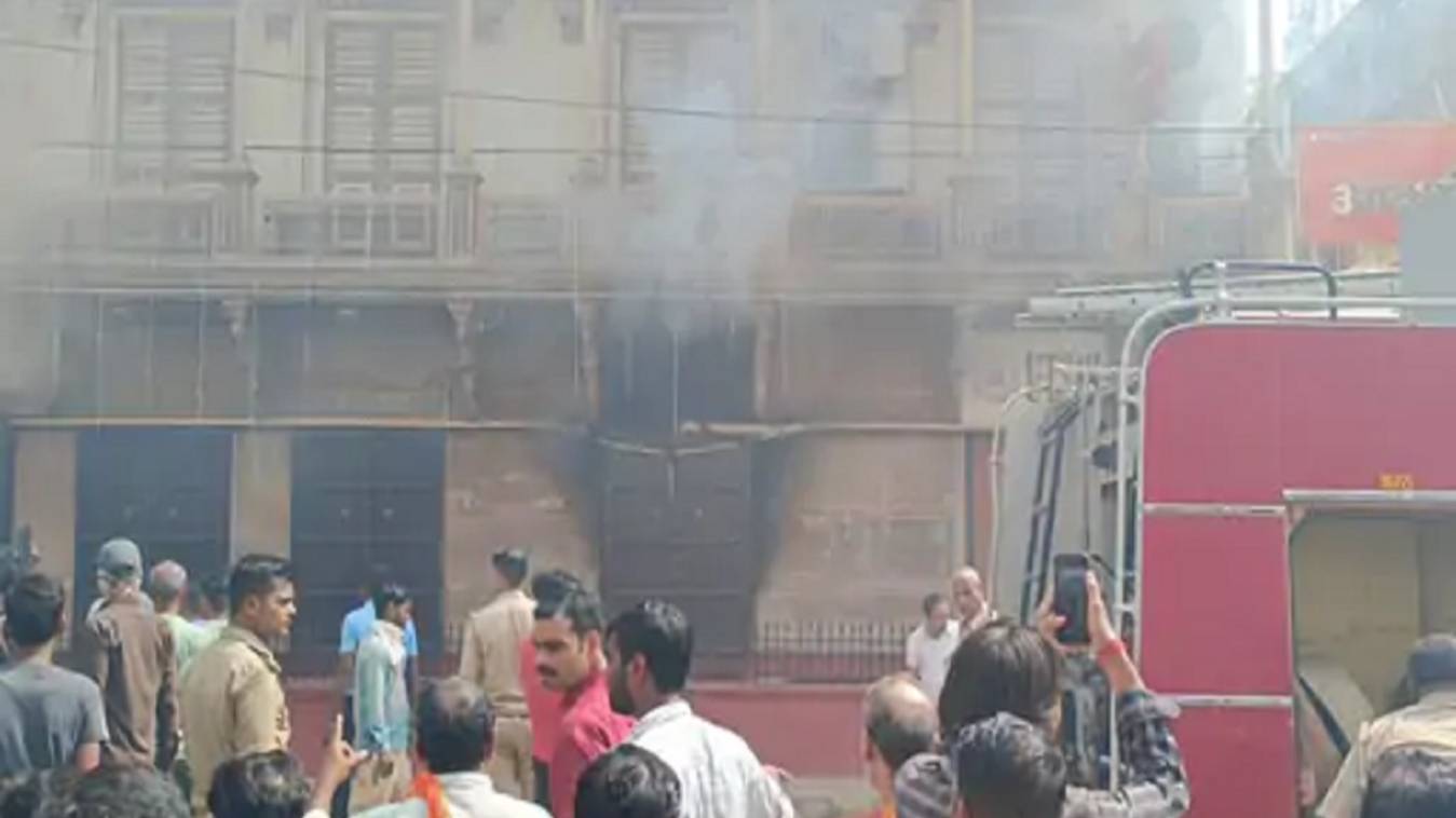 वाराणसी में फैब इंडिया शोरूम में भीषण आग, लाखों का सामान जलकर राख