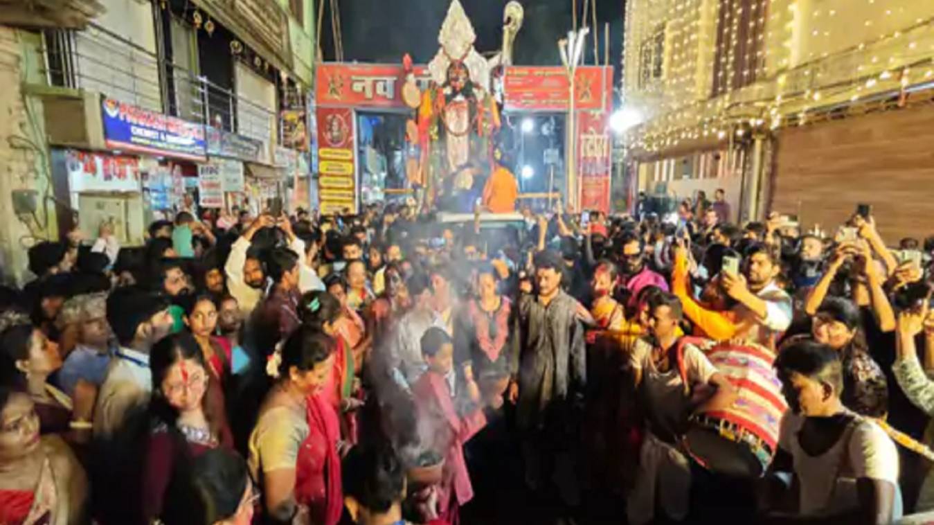 काशी में मां काली का धूमधाम से विसर्जन: सिन्दूर खेला के बाद निकली भव्य शोभायात्रा, 5 थानों की फोर्स रही तैनात