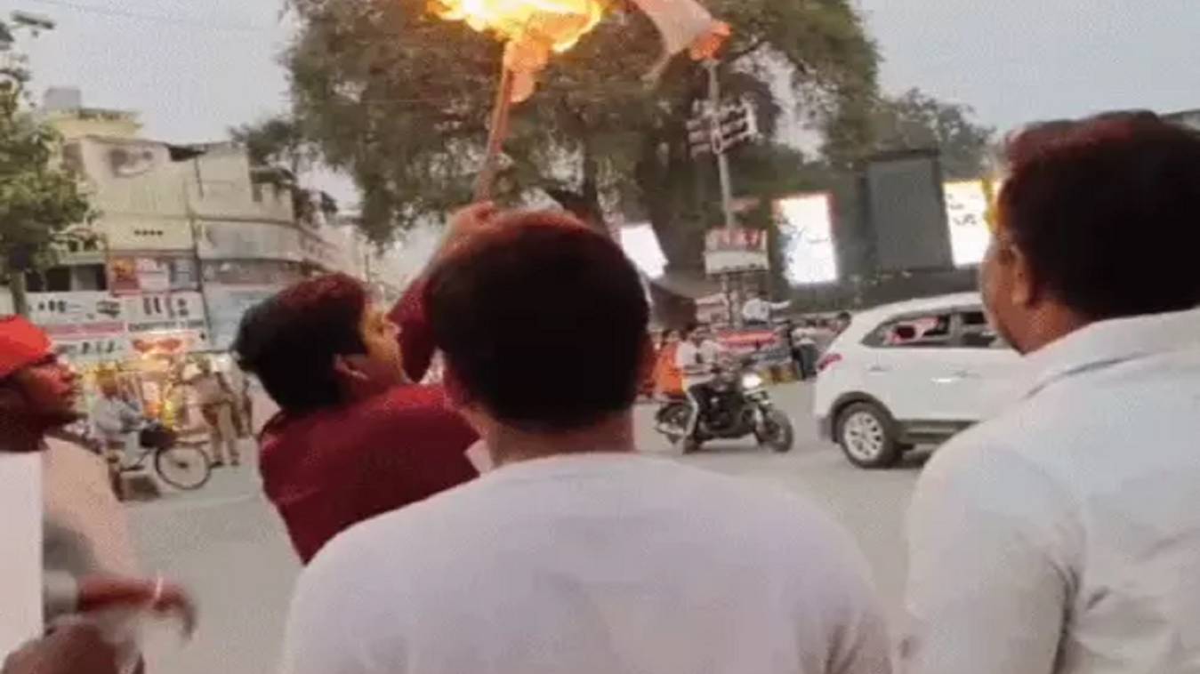 वाराणसी में हिंदू सुरक्षा सेवा संघ का प्रदर्शन,  स्वामी प्रसाद मौर्य का पुतला दहन, FIR की मांग