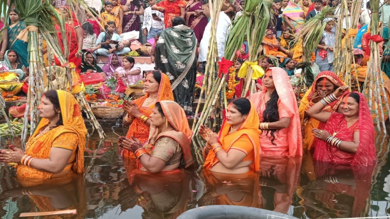 अस्त होते सूर्य को अर्घ्य देने घाटों पर पहुंची व्रती महिलाएं