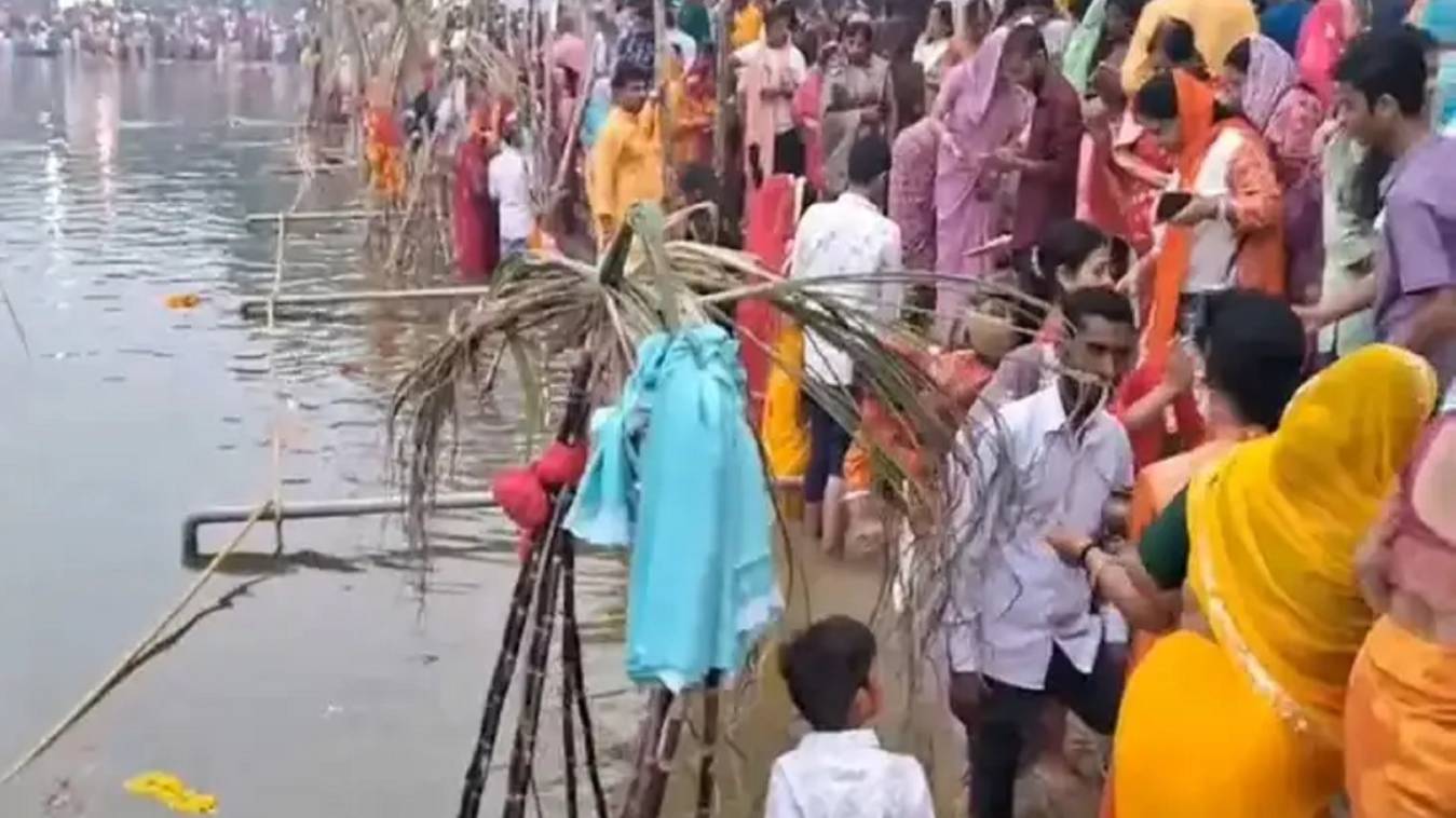 काशी में उमड़ी आस्था की बयार: बरेका सूर्य सरोवर पर उदीयमान सूर्य को अर्घ्य, ‘छठी मईया की जय’ से गूंज उठा वातावरण