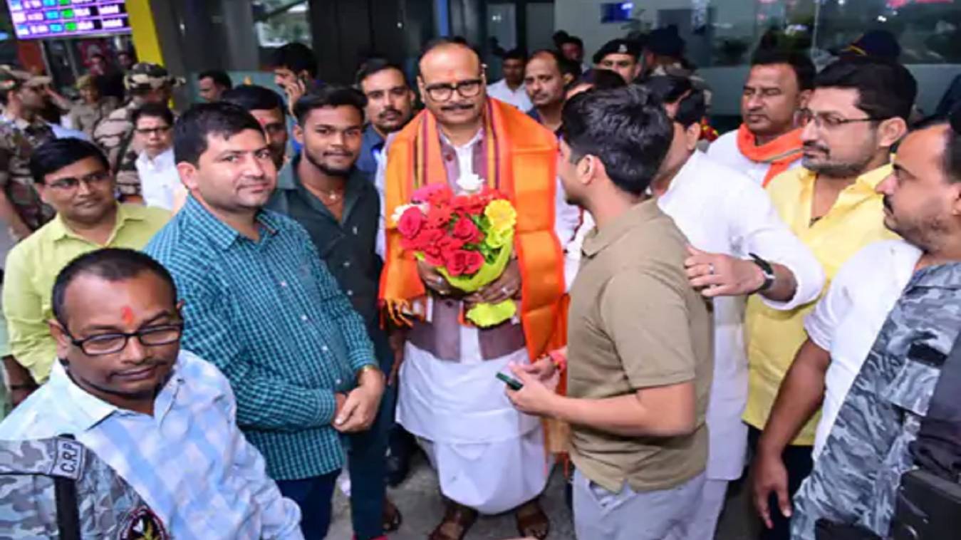 वाराणसी पहुंचे डिप्टी सीएम बृजेश पाठक,  विपक्ष पर किया तीखा प्रहार- बोले, फेक वोटर लिस्ट सुधारना लोकतंत्र को मजबूत करने की दिशा में कदम