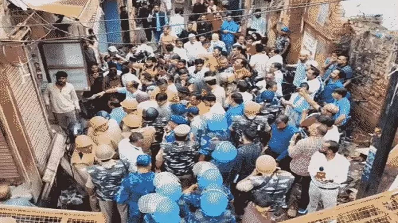 दालमंडी चौड़ीकरण पर बवाल: ध्वस्तीकरण शुरू होते ही दुकानदारों का विरोध, सुरक्षा व्यवस्था कड़ी