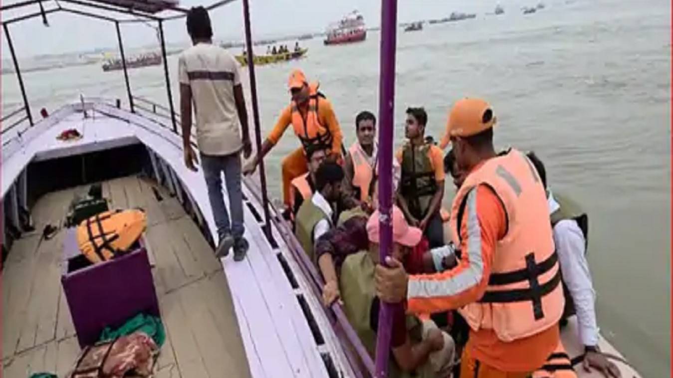 ललिता घाट के सामने गंगा में पर्यटकों की नाव तेज धारा में फंसी, NDRF ने 20 लोगों को बचाया