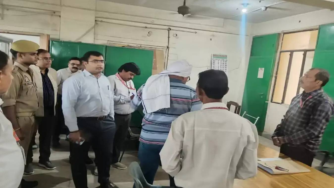 वाराणसी : नवागत सीडीओ प्रखर कुमार सिंह एक्शन मोड में, 29 कर्मचारियों का एक दिन का वेतन रोका