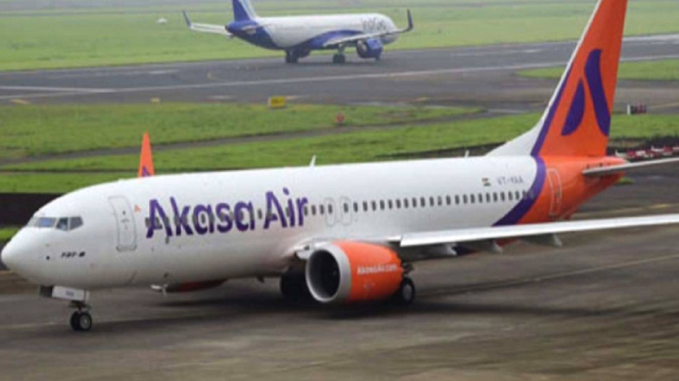 वाराणसी एयरपोर्ट पर सनसनी: उड़ान से पहले यात्री ने खोला इमरजेंसी डोर, मचा हड़कंप