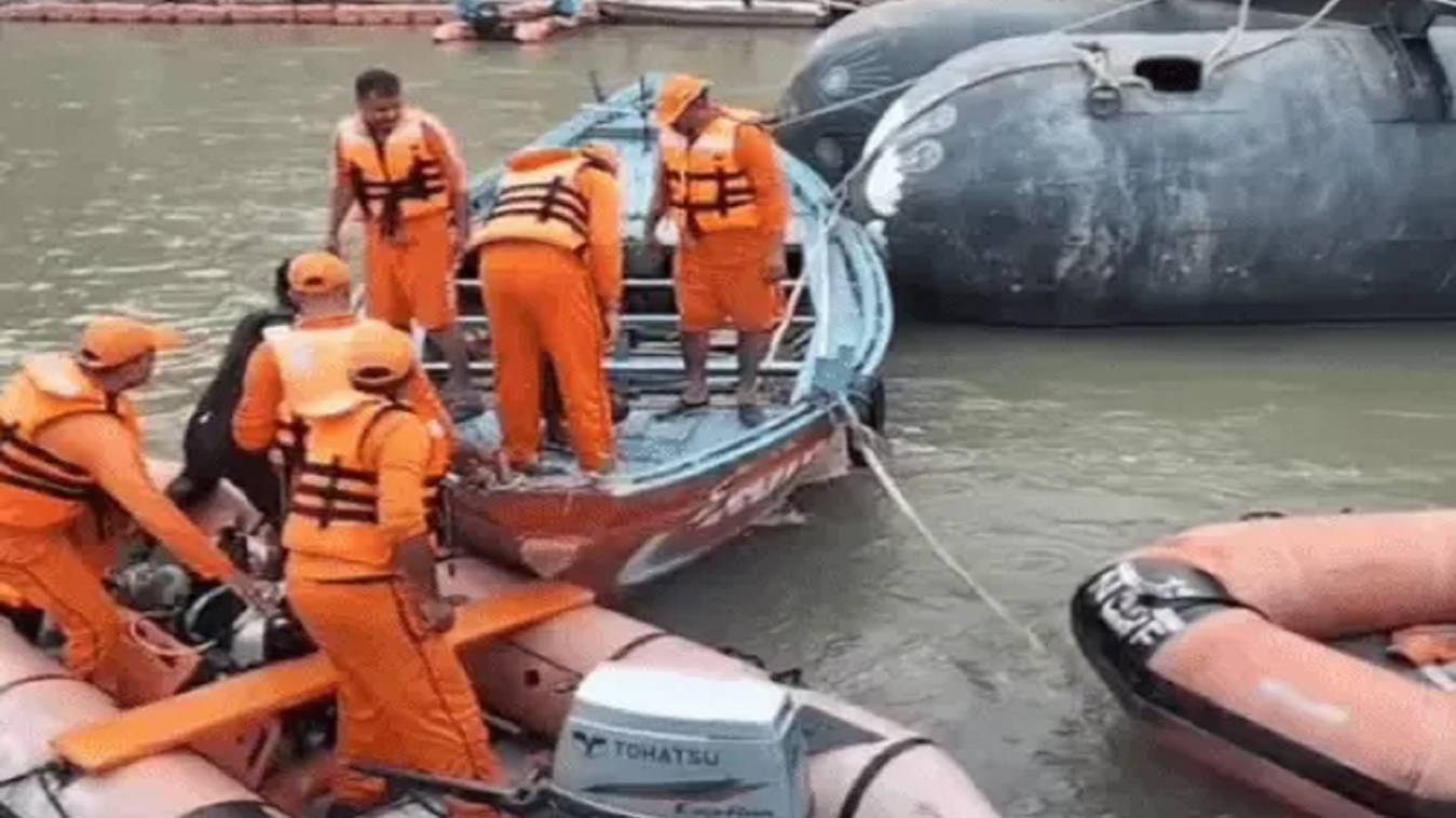 वाराणसी में गंगा में डूबते-डूबते बचा श्रद्धालु, एनडीआरएफ की सतर्कता से मीर घाट पर टली बड़ी अनहोनी