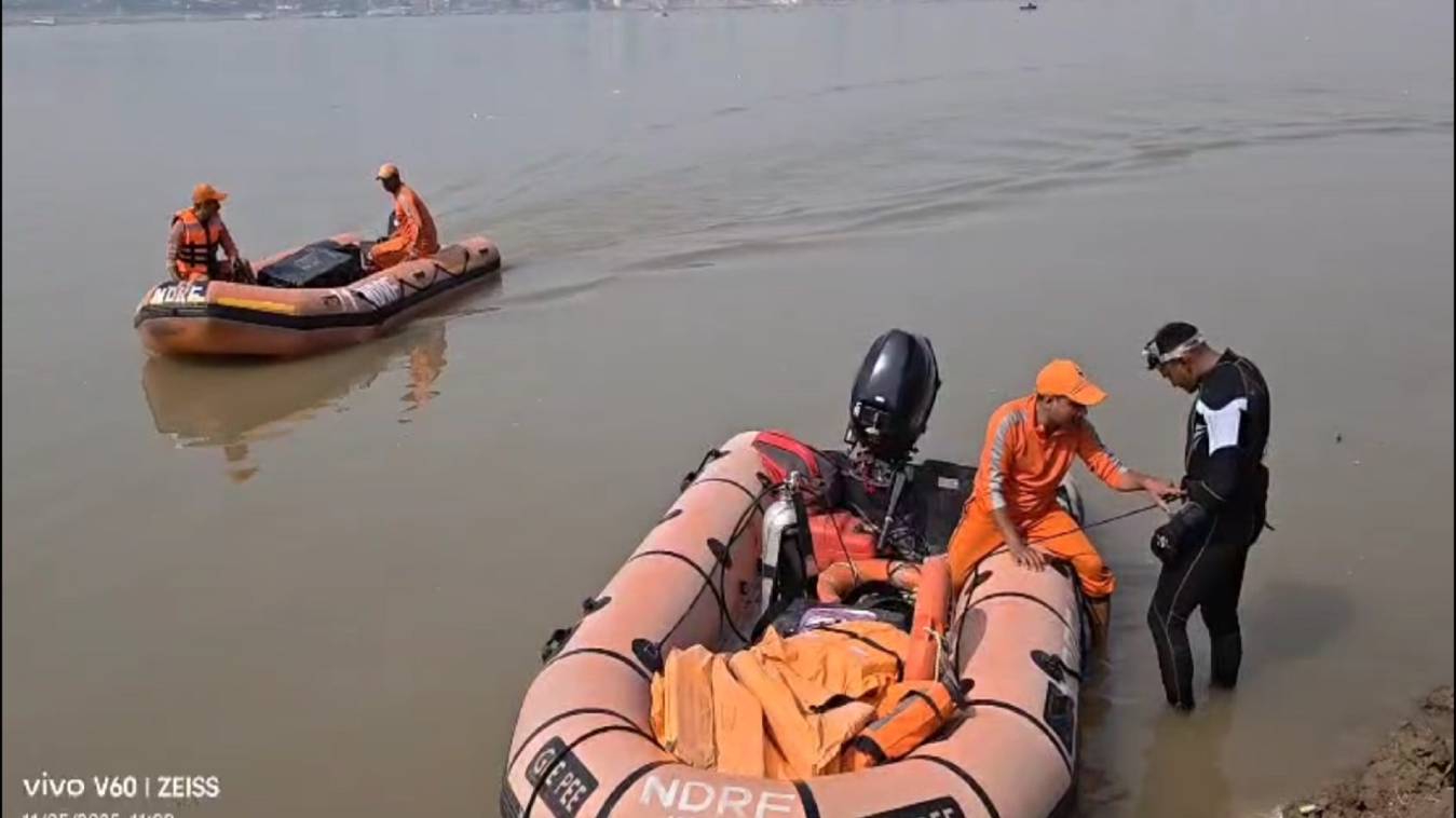 कार्तिक पूर्णिमा स्नान में डूबा युवक, गंगा तट पर मचा हाहाकार; एनडीआरएफ तलाश में जुटी