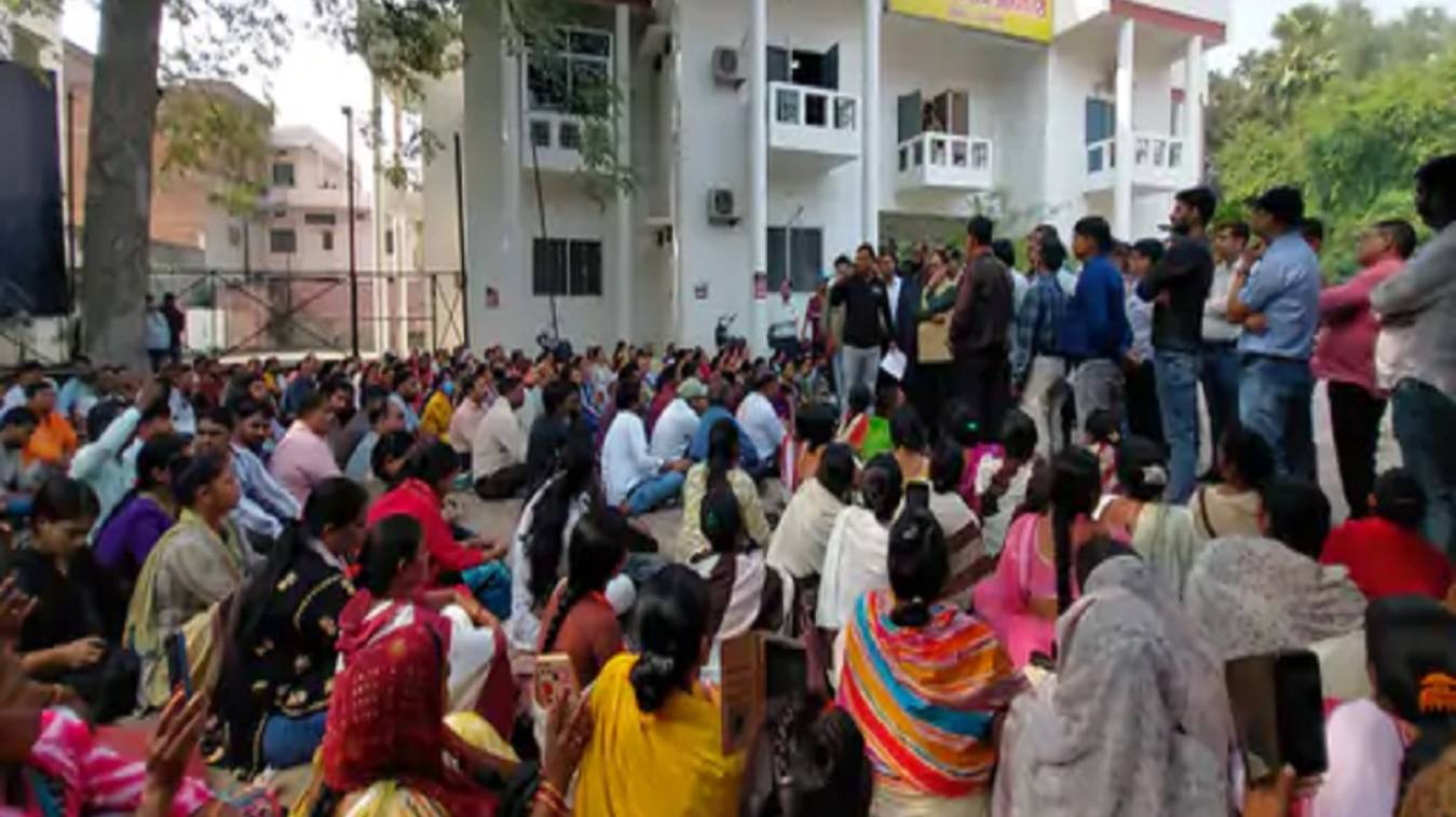 वाराणसी: कार्यालय की अनियमित ड्यूटी से संविदा कर्मचारी की हुई मौत, कर्मचारियों ने जताया रोष