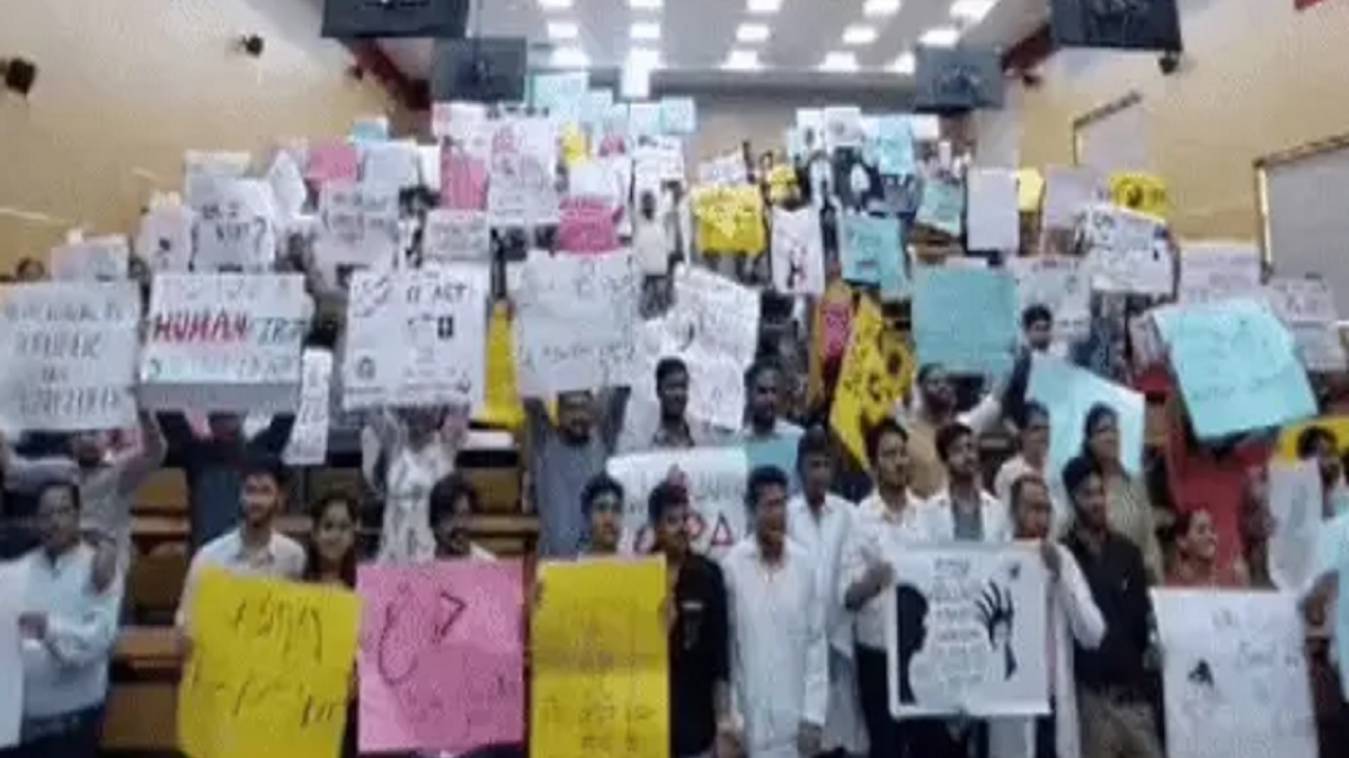 बीएचयू के रेजिडेंट डॉक्टरों ने कुलपति को लिखा 8 मांगों का पत्र, बोले - सुरक्षा दीजिए वरना बंद करेंगे काम