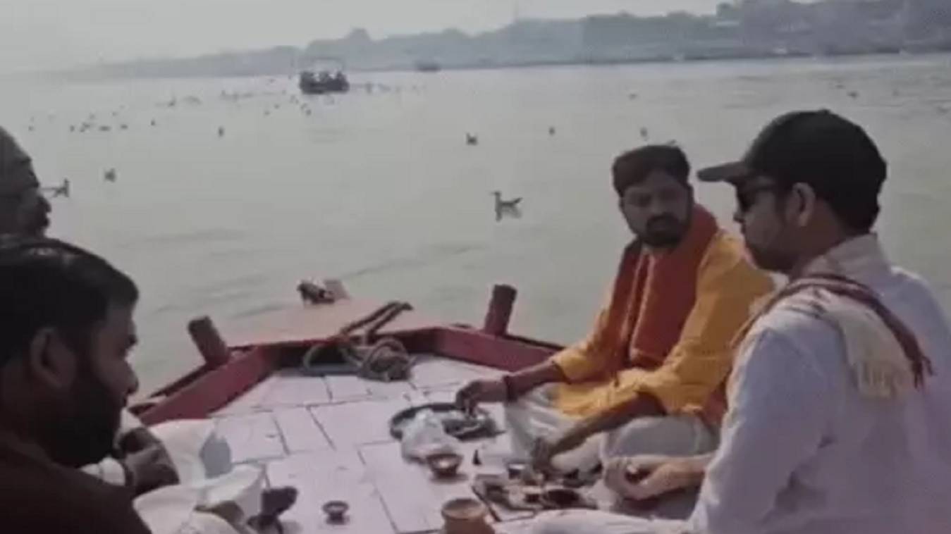 मां की याद में भावुक पंकज त्रिपाठी, काशी में अस्थि विसर्जन और पूजा