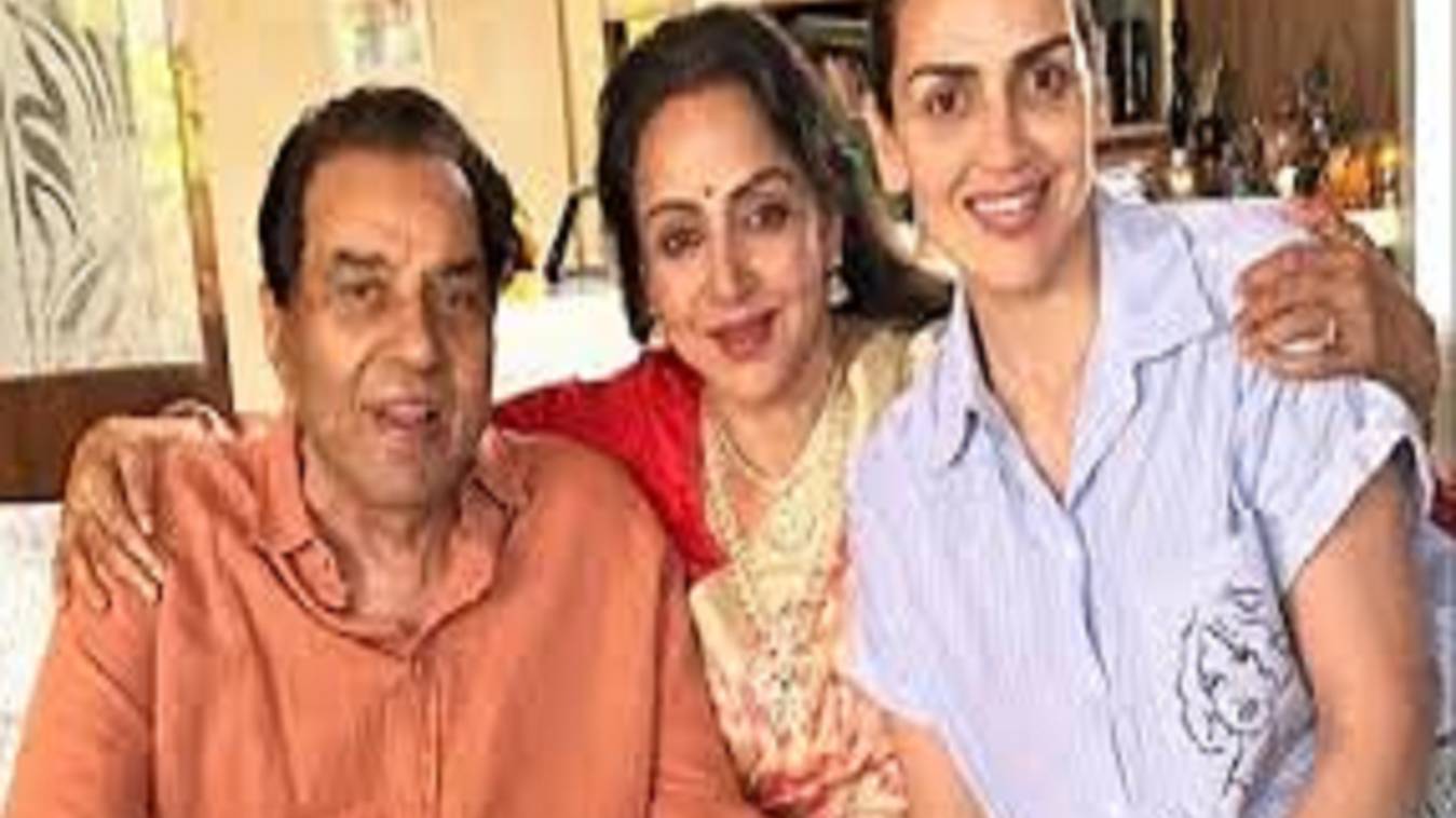 धर्मेंद्र के निधन की अफवाहों पर भड़कीं हेमा मालिनी, बोलीं –“बीमार इंसान के बारे में ऐसा कैसे लिख सकते हैं?”