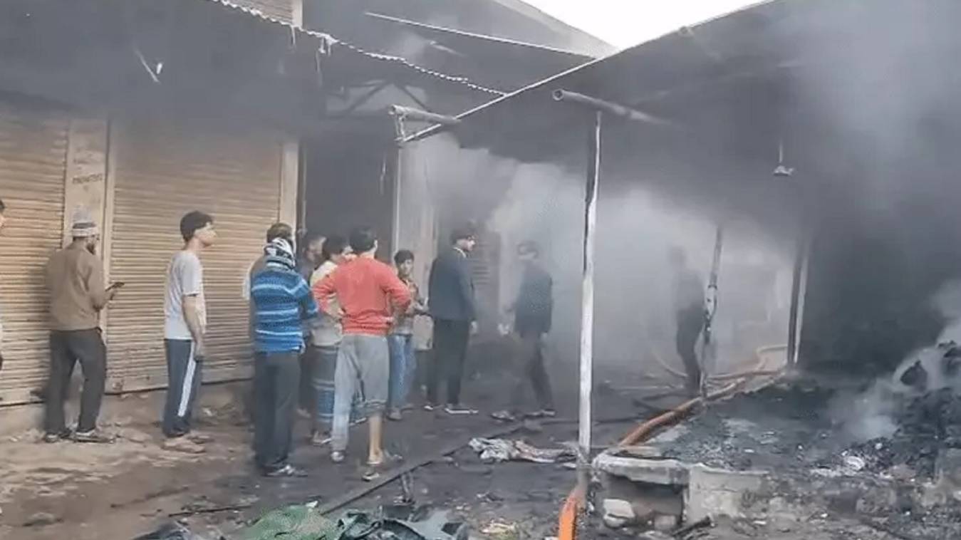 कानपुर के बाकरगंज बाजार में भीषण आग, 70 दुकानें जलकर खाक, 4 करोड़ का नुकसान