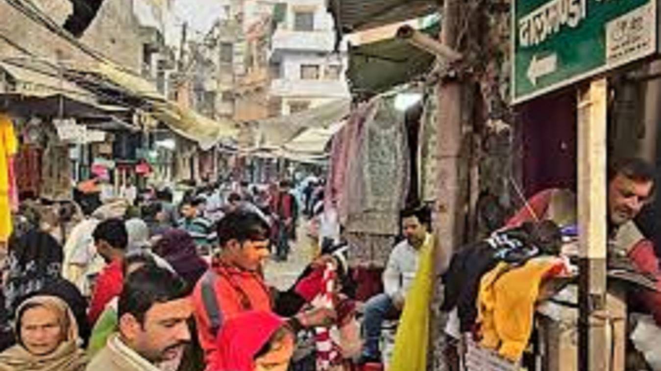 बाजार में सामान्य स्थिति, दालमंडी की दुकानें फिर से खुली; प्रशासन ने मकान खाली करने का दिया संदेश 