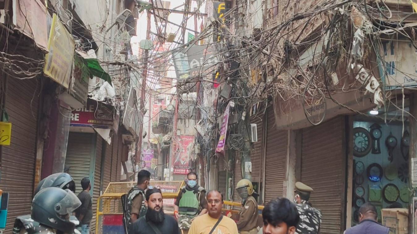 दालमंडी में फिर चला बुलडोज़र, दो मकान–दुकान ढहे; विरोध के बीच प्रशासन की सख्त कार्रवाई जारी