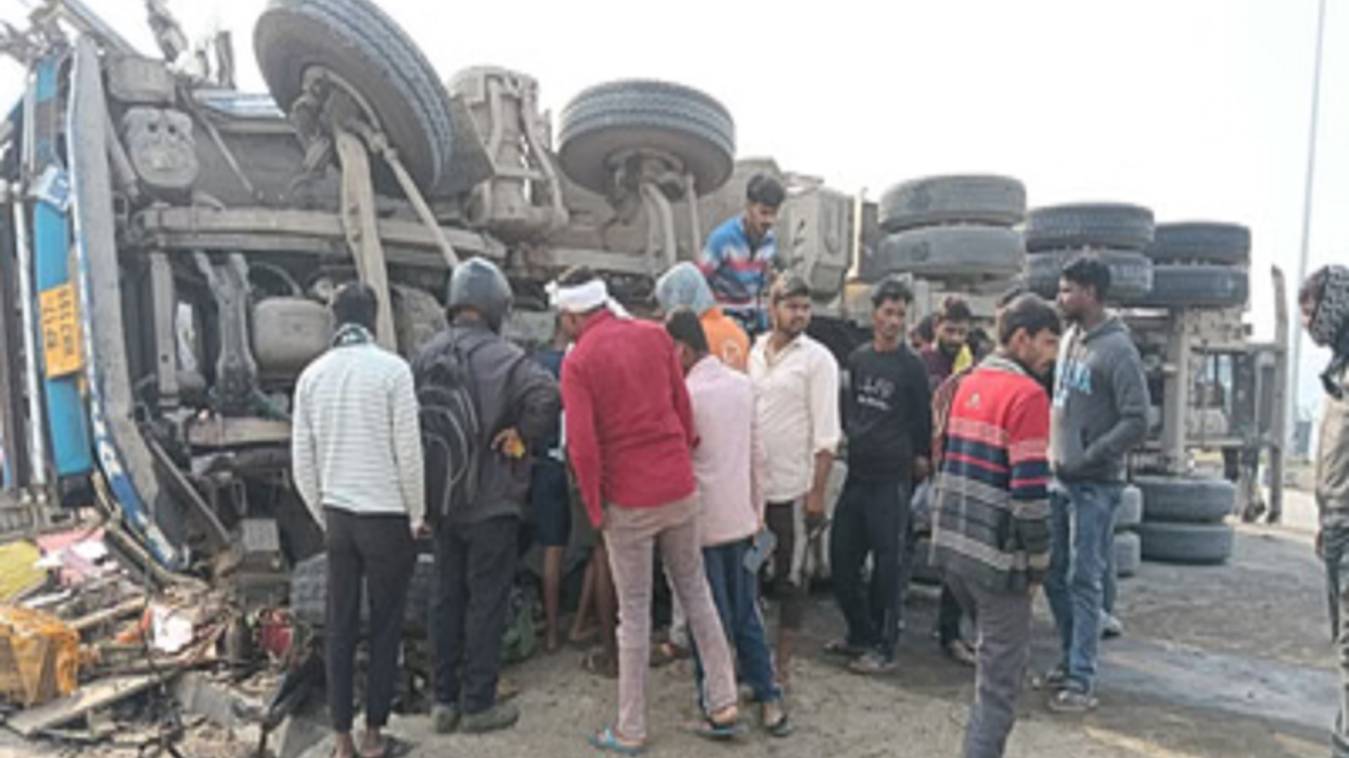 वाराणसी में भीषण हादसा:  रिंगरोड चौराहे पर पलटा लिक्विड सीमेंट लदा टैंकर, दो चालकों की दर्दनाक मौत