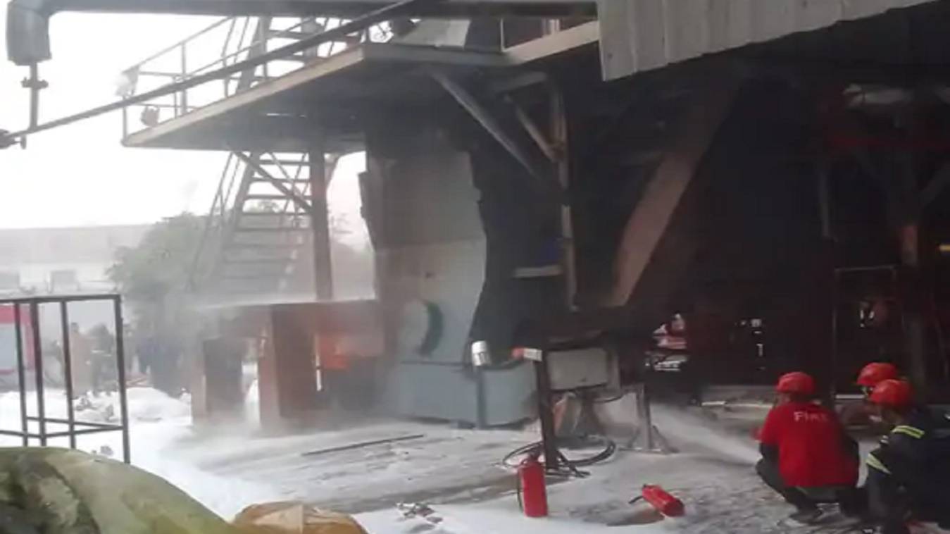 गोरखपुर के गीडा सेक्टर-15 में लगी भीषण आग, 600 फैक्ट्रियाँ बंद, ऑयल प्लांट के कारण परिस्थितियाँ खतरनाक