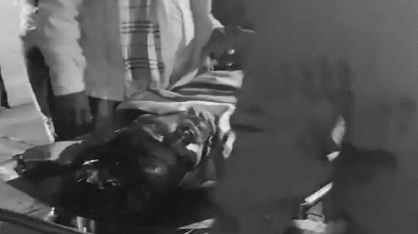 वाराणसी-आजमगढ़ फोरलेन पर मिला युवक का शव, हादसा या हत्या? परिजनों ने किया हंगामा, सड़क जाम