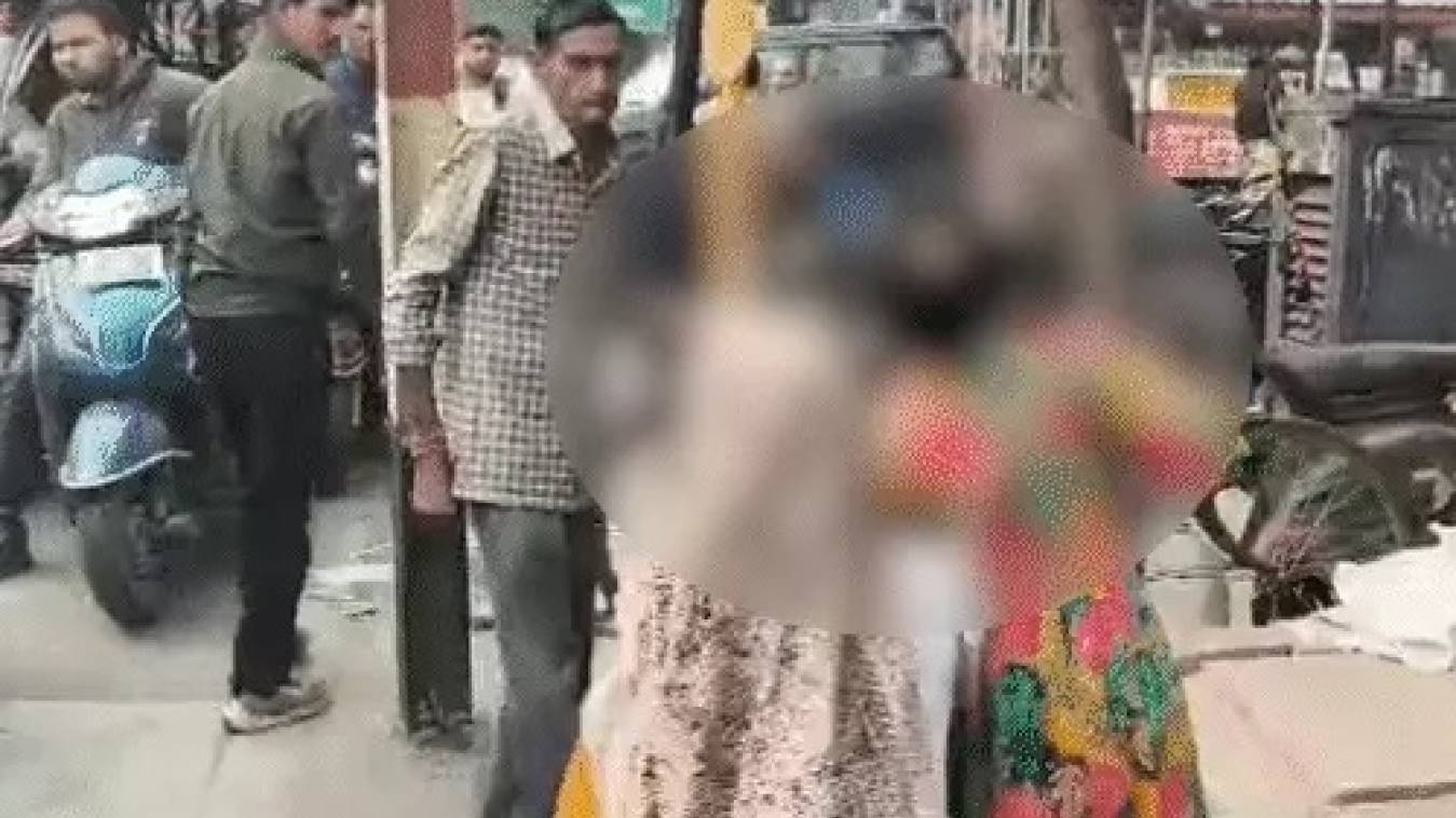 आरोपी से शादी की जिद… मां ने सड़क पर बेटी पर बरसाए थप्पड़–घूंसे,वीडियो वायरल