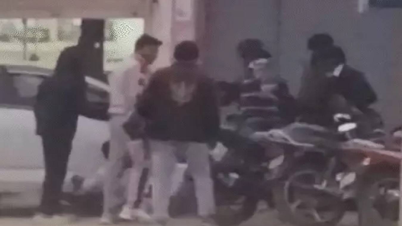 बैंक के बाहर मैनेजर की पिटाई, पत्नी ने लगाया अफेयर का आरोप - दोनों पक्ष पहुंचे थाने