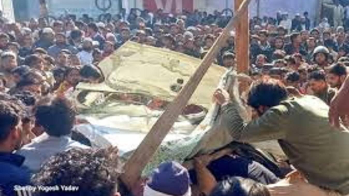 सहारनपुर में दर्दनाक हादसा: ओवरलोड डंपर कार पर पलटा, एक ही परिवार के 7 लोगों की मौत 