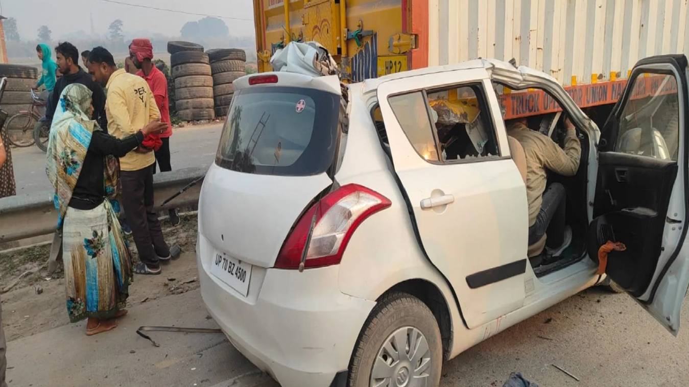 हाईवे पर खड़े ट्रक में घुसी कार, उड़े परखच्चे, कोहरे के कहर से चार की मौत