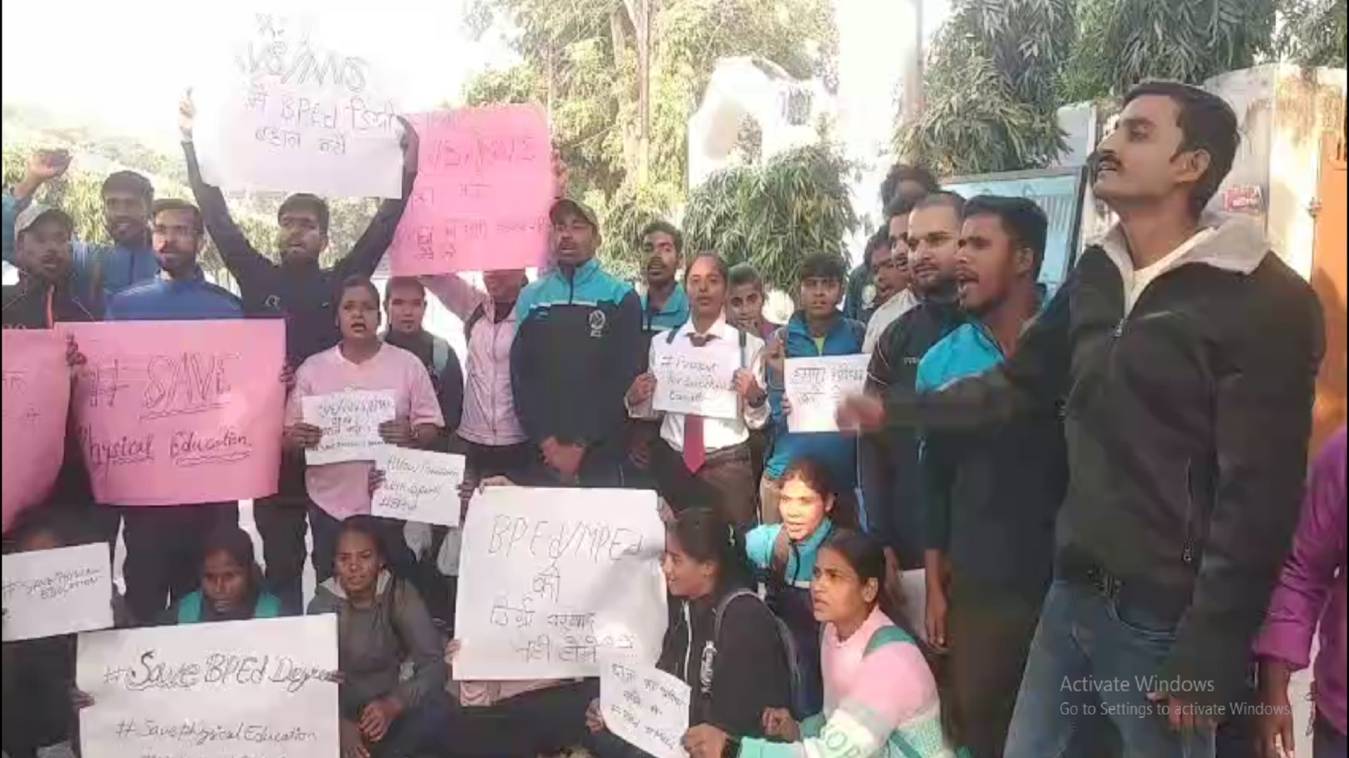 काशी विद्यापीठ में छात्रों का बवाल: BPED-MPED डिग्री मान्यता की मांग पर सड़क जाम