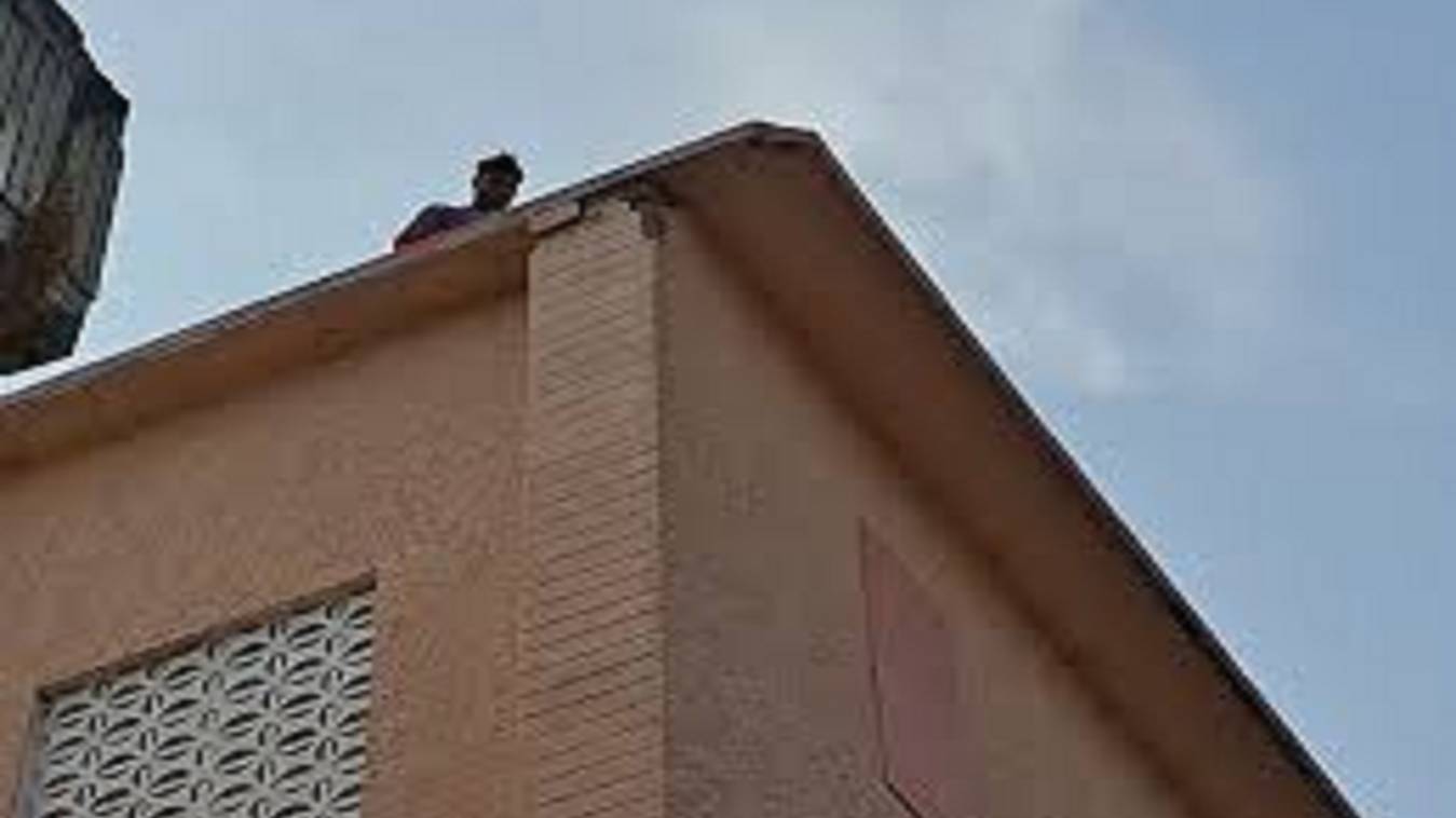 छत पर चढ़ा युवक, नीचे खड़ी थी भीड़… 40 मिनट तक गूंजता रहा बस एक ही नारा- “घूस नहीं दूंगा”